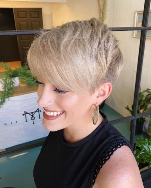 Hairstyle-for-women-with-thinning-hair-Light-Blonde-Pixie-Cut-with-Side-Swept-Bangs