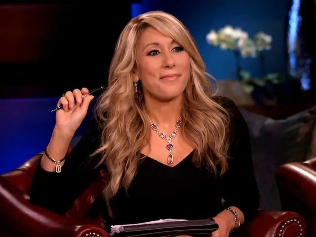 Does laura from shark tank wear a wig